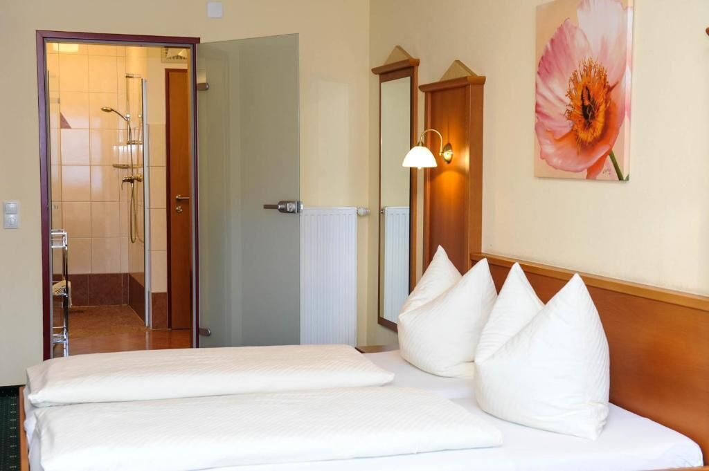 Doppelzimmer, Balkon, Bergblick | Schreibtisch, laptopgeeigneter Arbeitsplatz, schallisolierte Zimmer