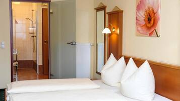 Doppelzimmer, Balkon, Bergblick | Schreibtisch, laptopgeeigneter Arbeitsplatz, schallisolierte Zimmer