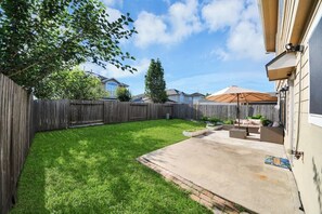 Terrace/patio - Spacious 4BR Home with Game Room (Houston)