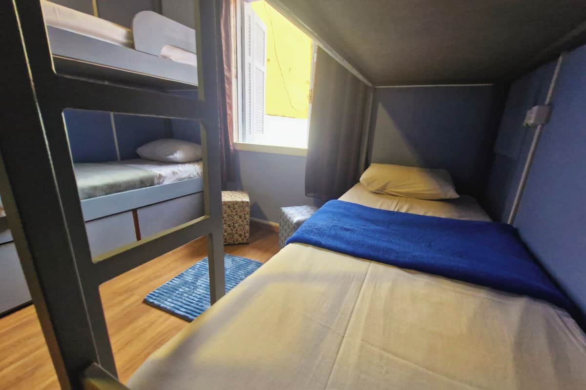 Dormitorio compartido económico, solo para mujeres | Escritorio y wifi gratis 