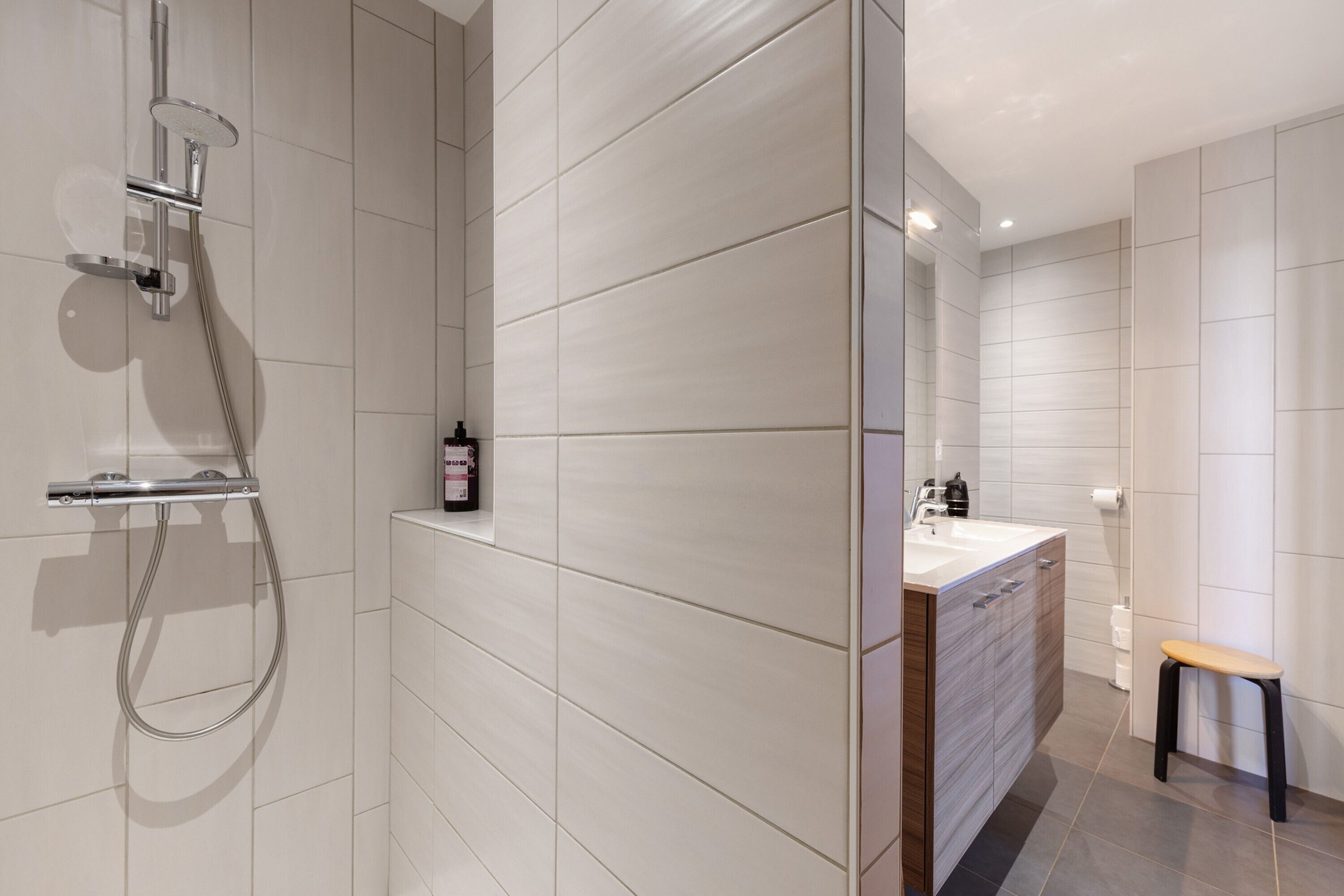 Douche, sèche-cheveux, serviettes fournies