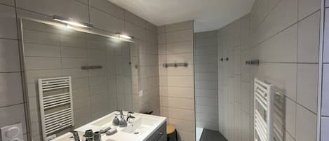Douche, séchoir à cheveux, serviettes fournies