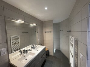 Shower, hair dryer, towels
