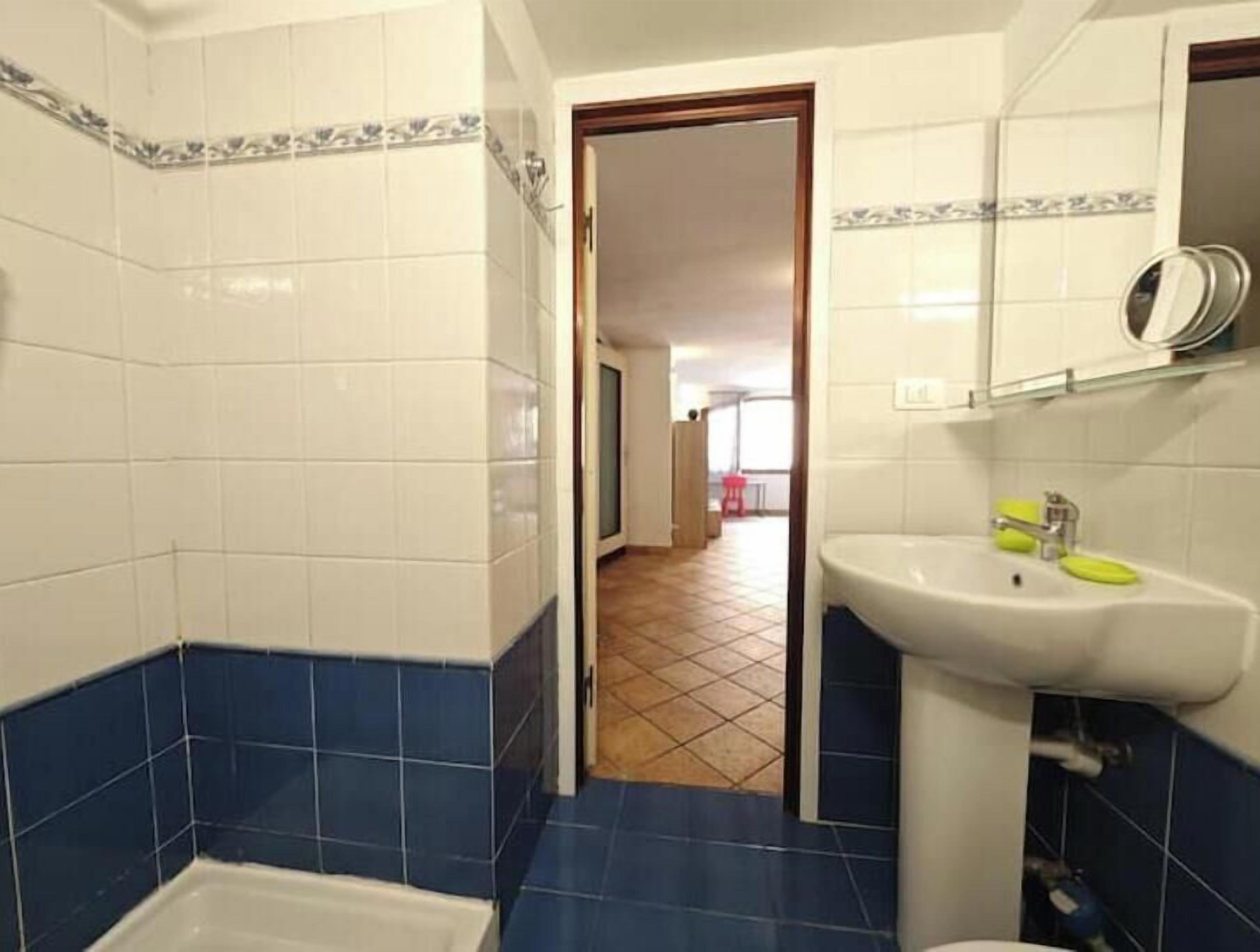 Ein Badezimmer mit Badewanne, Waschbecken und Spiegel.