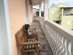 Property grounds - Pool Apartment near Beach & Center with Parking & AC & WiFi (Vodice)