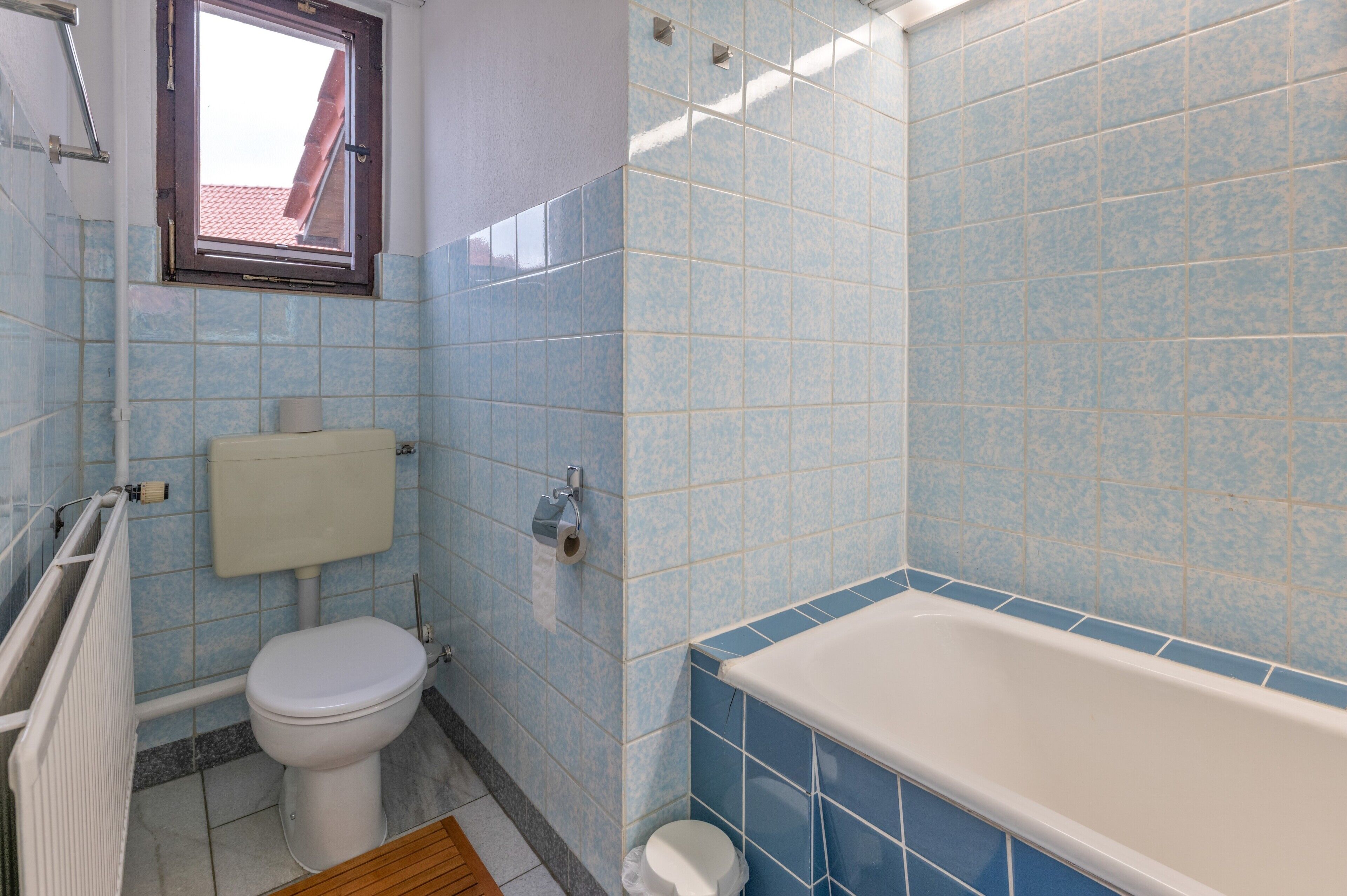 A bathroom with a toilet, a bidet, and a bathtub.