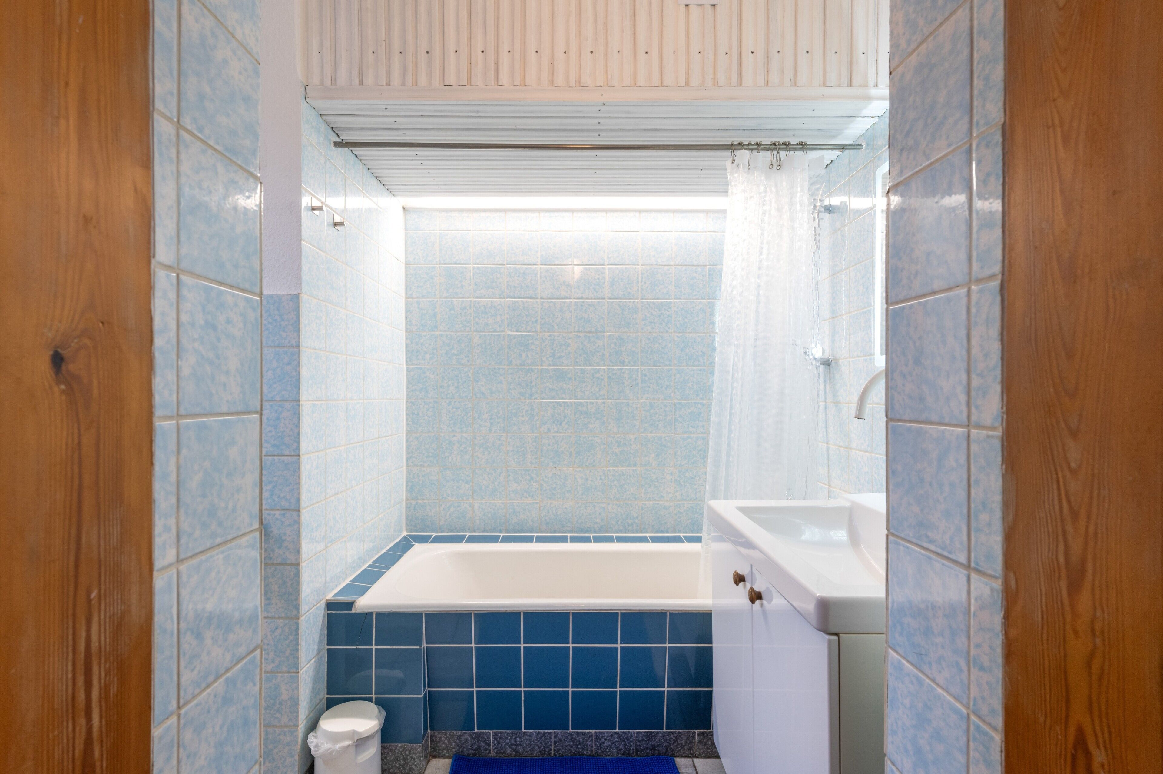 Ein Badezimmer mit Badewanne, Toilette und Waschbecken.