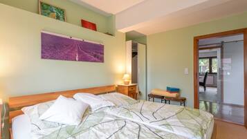3 bedrooms, iron/ironing board, WiFi, bed sheets