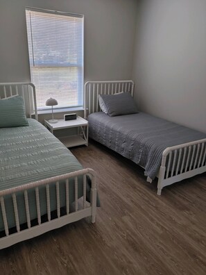 WiFi, bed sheets - 3-bedroom townhome in tranquil Taylors with cool AC (Taylors)
