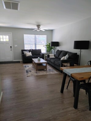 Living area - 3-bedroom townhome in tranquil Taylors with cool AC (Taylors)