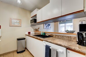 Kaffe- och tebryggare, kylskåp, mikrovågsugn och ugn