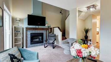 Smart TV, chimenea y libros