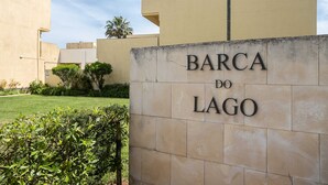 Une enseigne portant l’inscription « BARCA DO LAGO », indiquant un hôtel ou un complexe touristique.