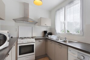 Wasserkocher mit Kaffee-/Teezubehör, Kühlschrank, Mikrowelle, Ofen