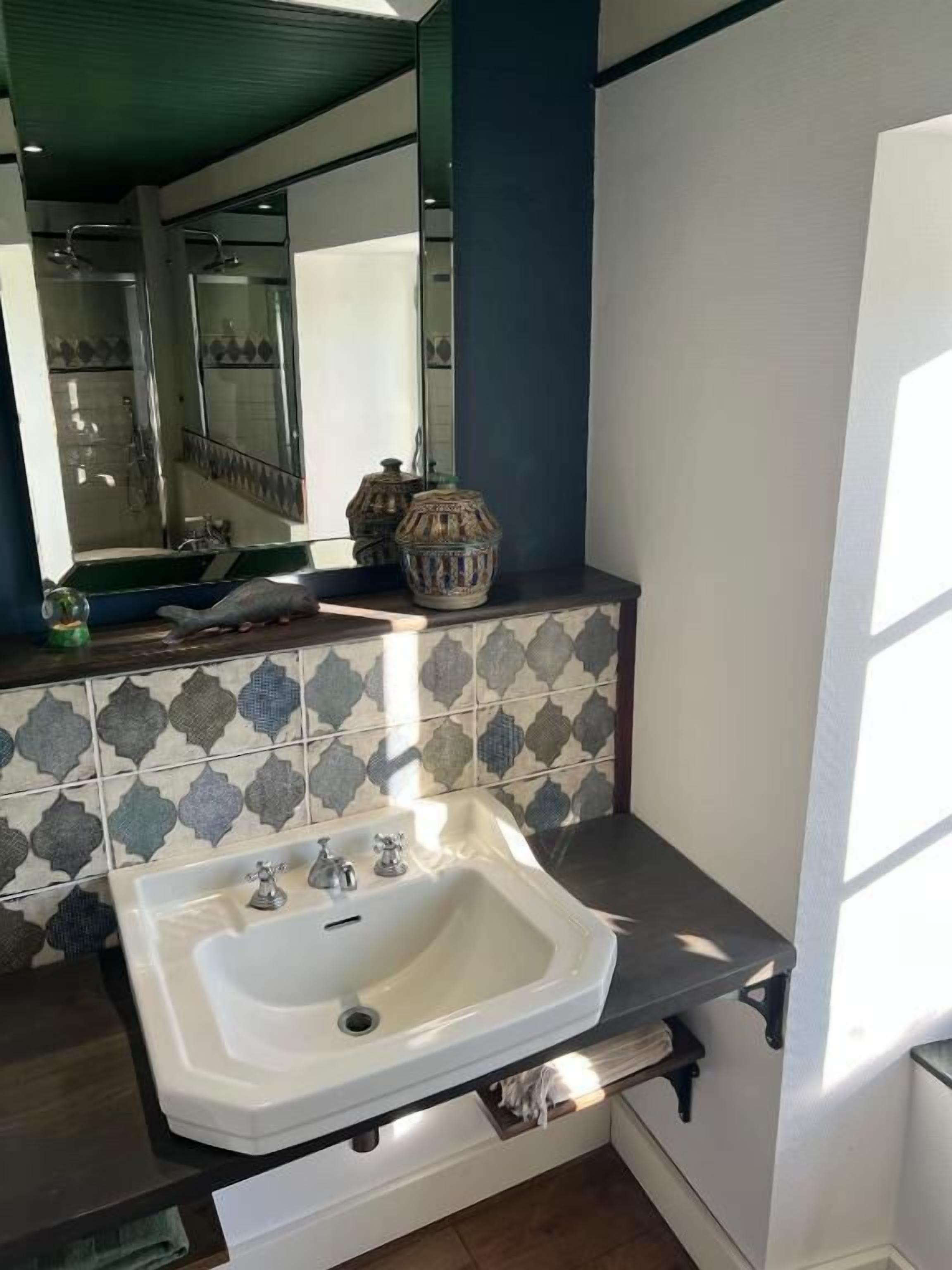 Chambre Double Supérieure, vue cour intérieure | Salle de bain