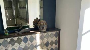 Chambre Double Supérieure, vue cour intérieure | Salle de bain