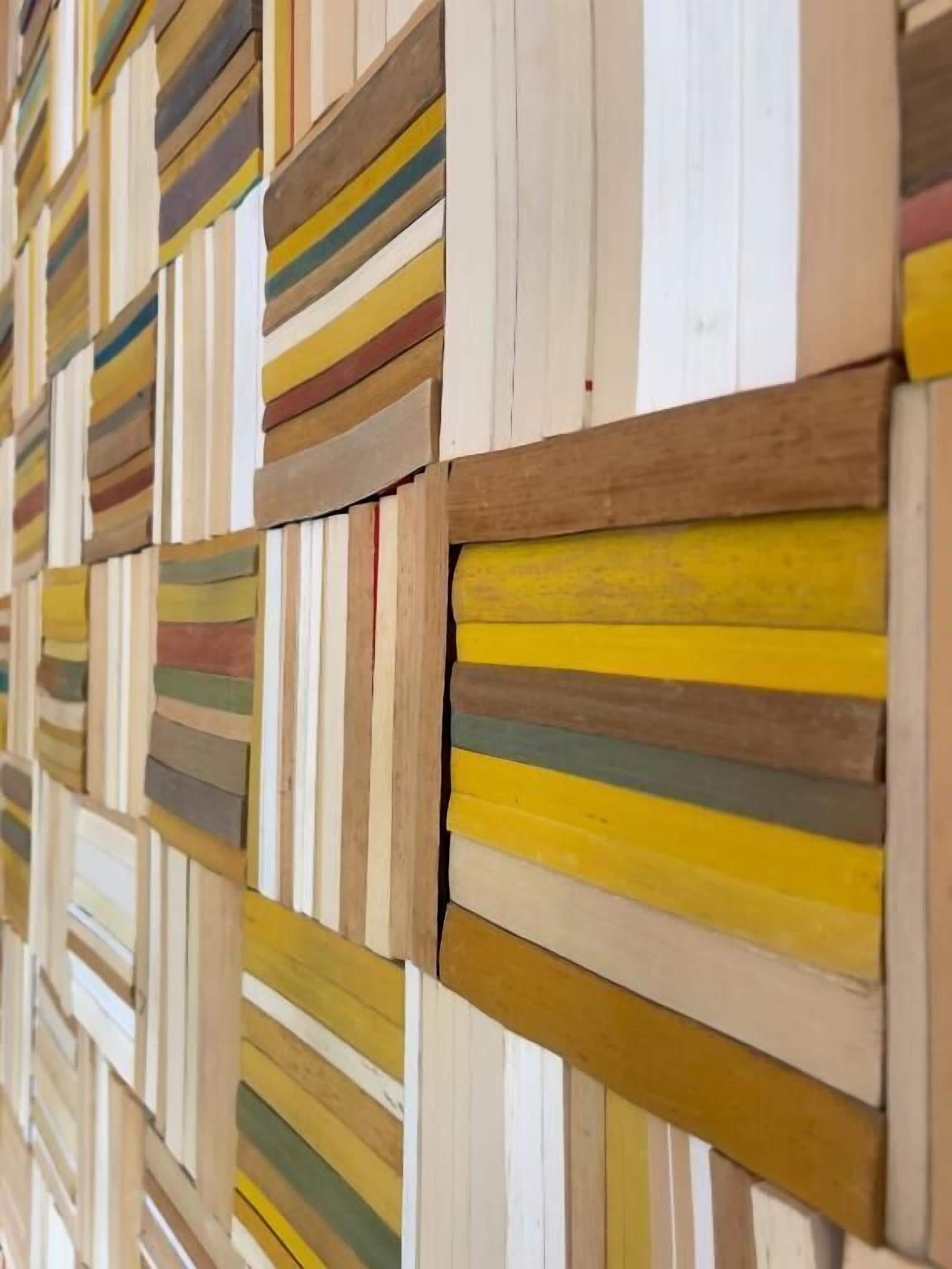 Pared con un diseño de tablones de madera en varios colores.