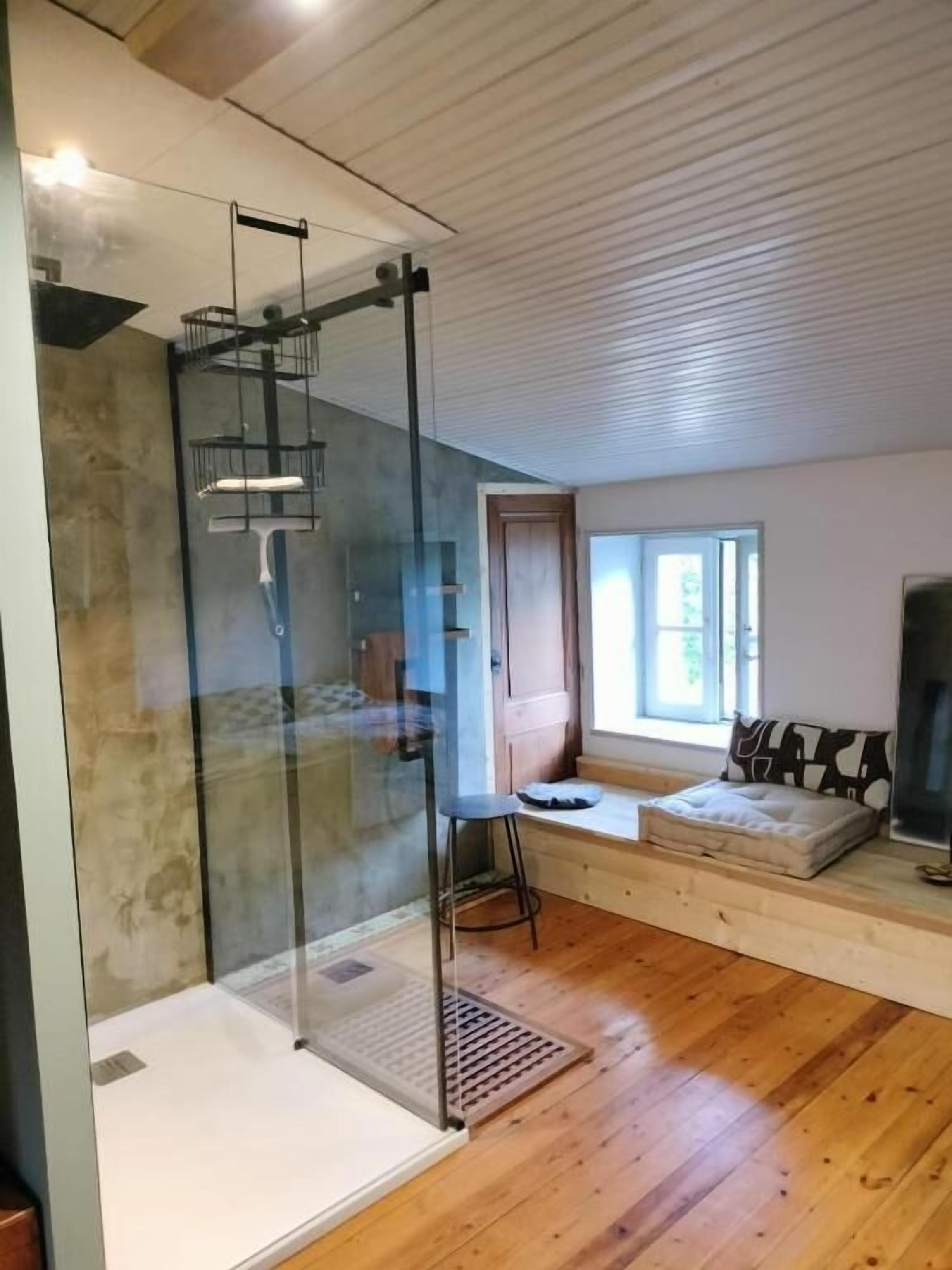 Superior Double Room, River View | Bathroom