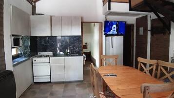 Full-size fridge, microwave, oven, stovetop