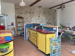 Private kitchen - Holiday Home 'La Maison A La Riviere' with Mountain View, Shared Garden and Balcony (Ganges)