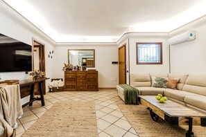 TV, fireplace - Holiday Home 'Mistral' near La Maddalena Spiaggia, Garden & BBQ (La Maddalena)