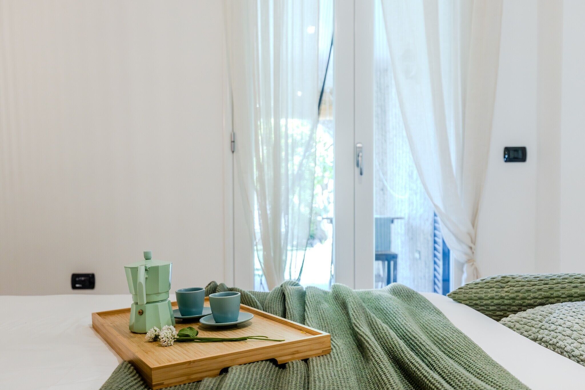 Tabla de planchar con plancha, wifi y ropa de cama 