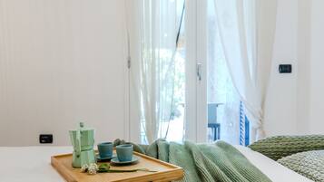 Tabla de planchar con plancha, wifi y ropa de cama