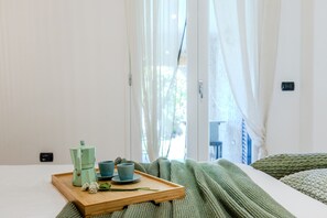 Iron/ironing board, WiFi, bed sheets - Holiday Home 'Mistral' near La Maddalena Spiaggia, Garden & BBQ (La Maddalena)