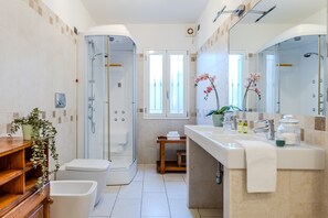 Een douche, een haardroger, handdoeken