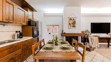 Frigorifero, microonde, forno, piano cottura