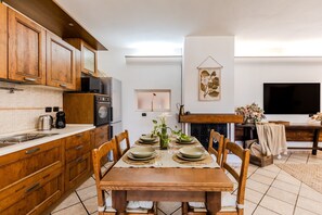 Fridge, microwave, oven, stovetop - Holiday Home 'Mistral' near La Maddalena Spiaggia, Garden & BBQ (La Maddalena)
