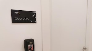 Ovi, jossa on kyltti, jossa lukee ”MAQUEDA CULTURA 3”, ja sen alapuolelle on asennettu turvalaitteisto.