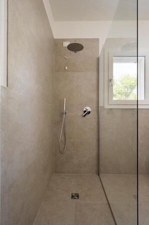 Doppia Comfort, balcone, vista mare | Bagno | Pantofole