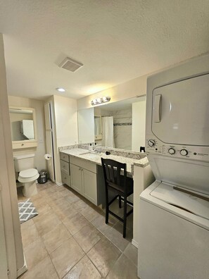 Bathroom - Charming 1-bedroom condo Arlington walking distance to AT&T Stadium (Arlington)