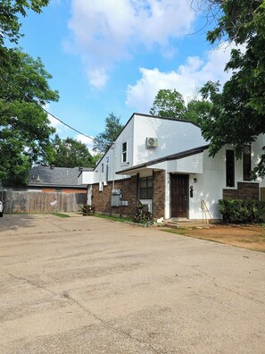 Exterior - Charming 1-bedroom condo Arlington walking distance to AT&T Stadium (Arlington)