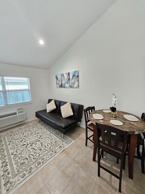 Living area - Charming 1-bedroom condo Arlington walking distance to AT&T Stadium (Arlington)