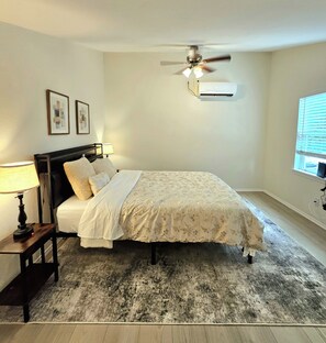 Room - Charming 1-bedroom condo Arlington walking distance to AT&T Stadium (Arlington)