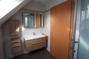 Bathroom - Apartment 'Gîte De L'oie Blanche' with Wi-Fi and Air Conditioning (Blodelsheim)