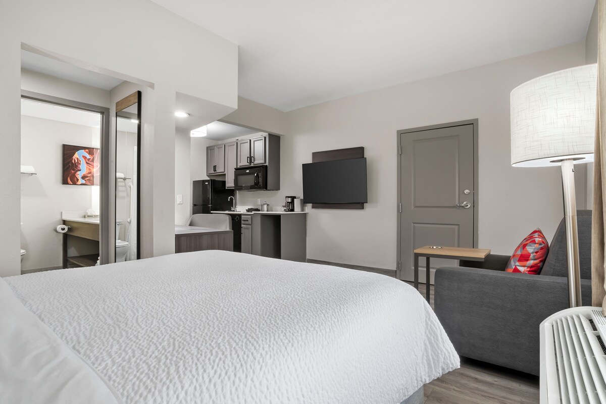 Studio Suite | Meja kerja, ruang kerja ramah laptop, kedap suara, dan Wi-Fi gratis