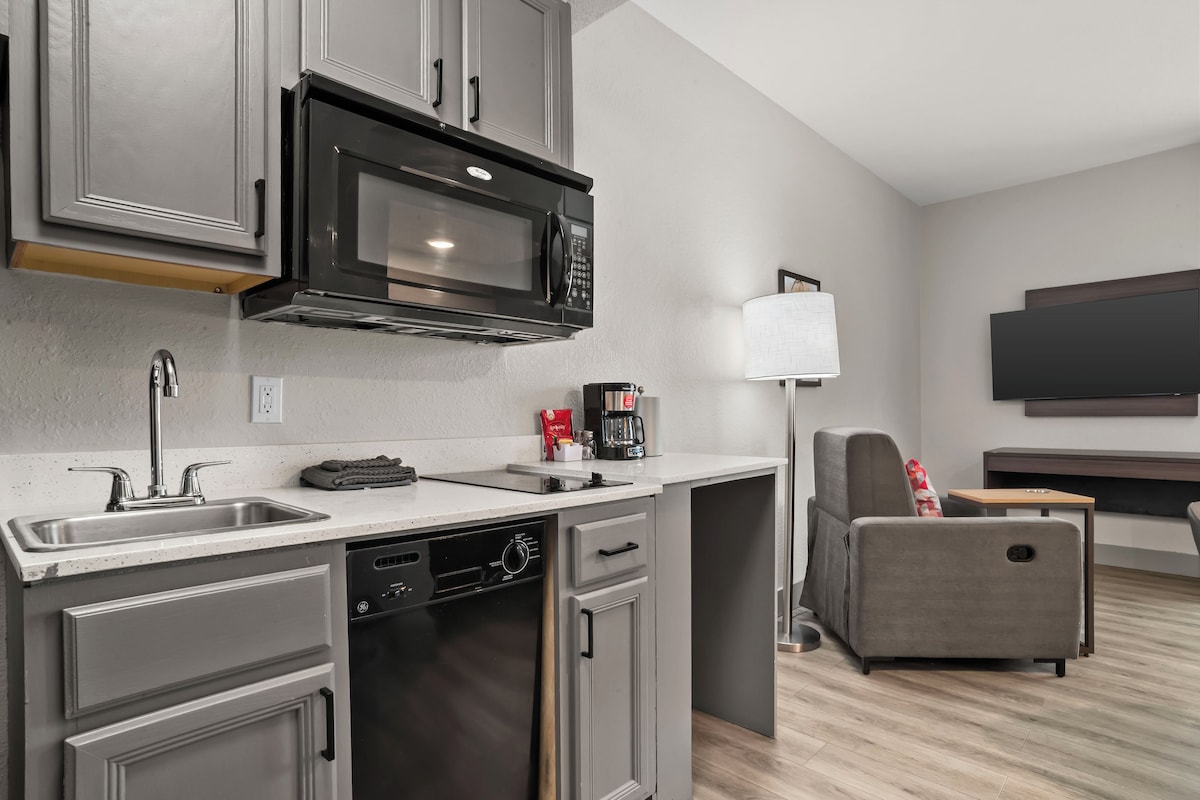 Studio Suite, 1 Queen Bed | Desk, laptop workspace, soundproofing, WiFi (free)