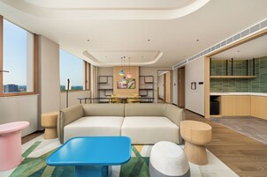 套房, 1 张特大床 (Kitchen Area) | 迷你吧（备有免费物品）、客房内保险箱、办公桌、遮光窗帘