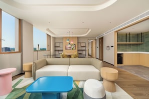 Suite, 1 King Bed (Kitchen Area) | Free minibar, in-room safe, desk, blackout drapes - Holiday Inn Jingdezhen By Ihg (Jingdezhen)