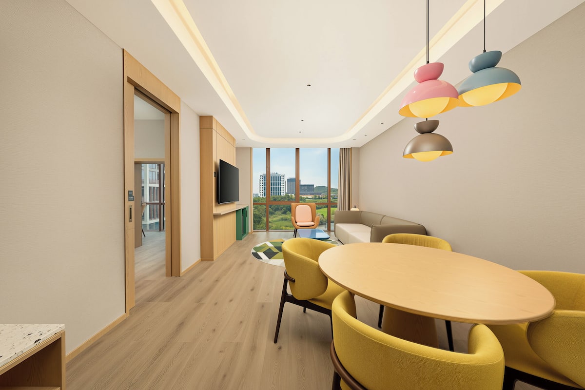 Suite, 1 Bedroom (Living Area) | Free minibar, in-room safe, desk, blackout drapes
