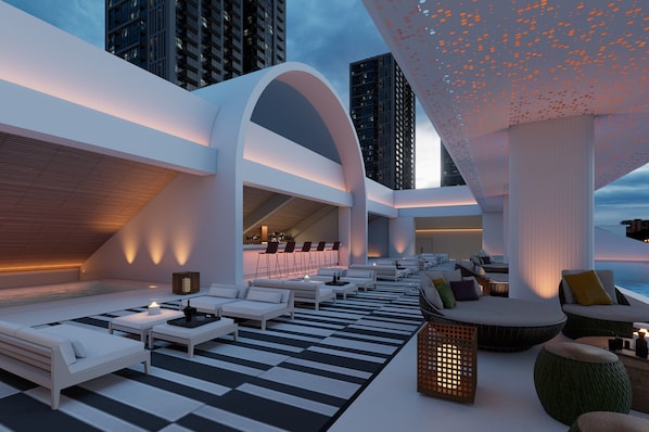 Un moderno salón en la azotea con zonas de estar, piscina y vistas al horizonte de la ciudad.