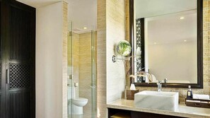 Bathtub, free toiletries, hair dryer, towels - ROBINSON NAM HOI AN (Tam Xuan)