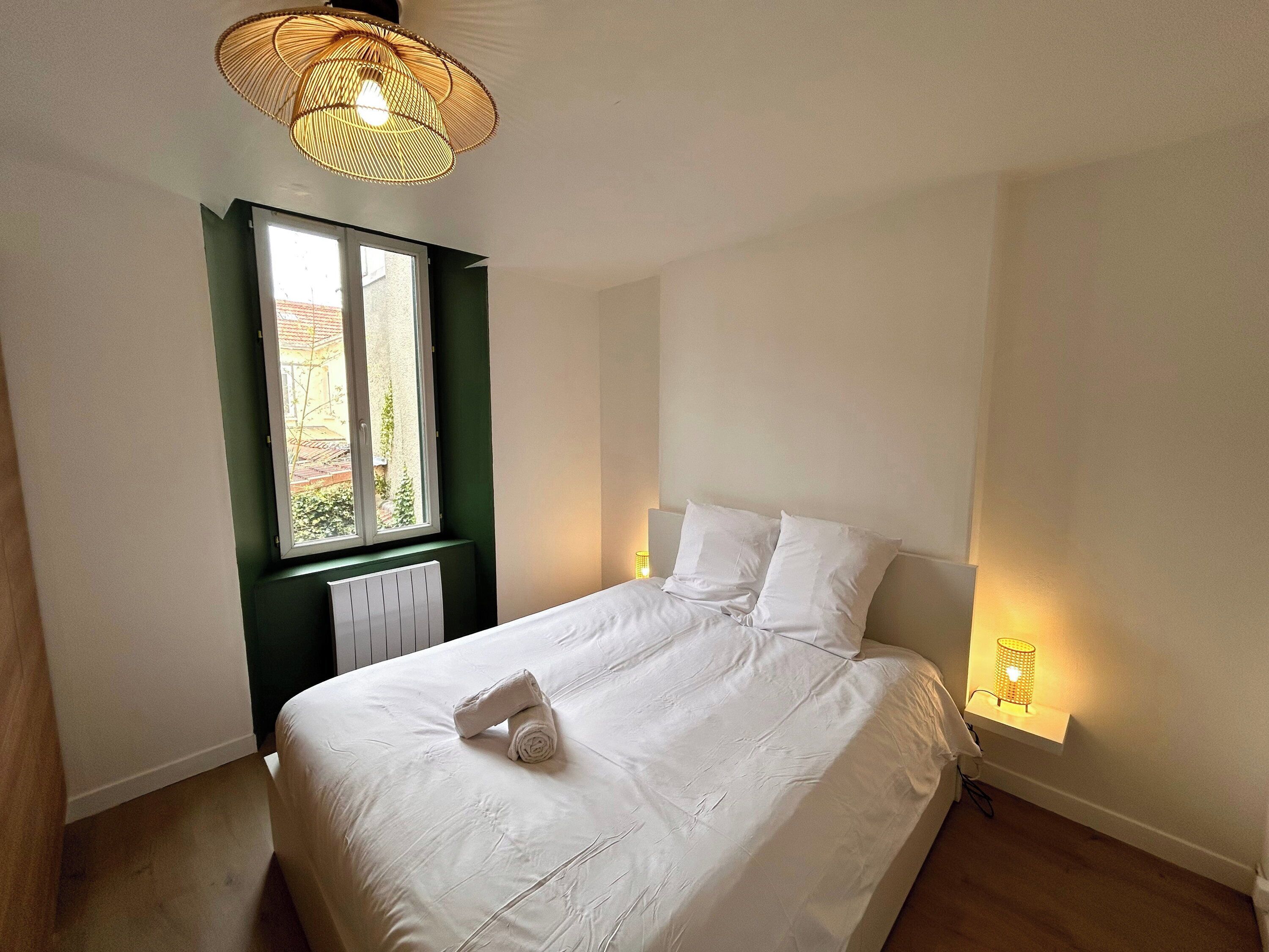 Desk, WiFi, bed sheets
