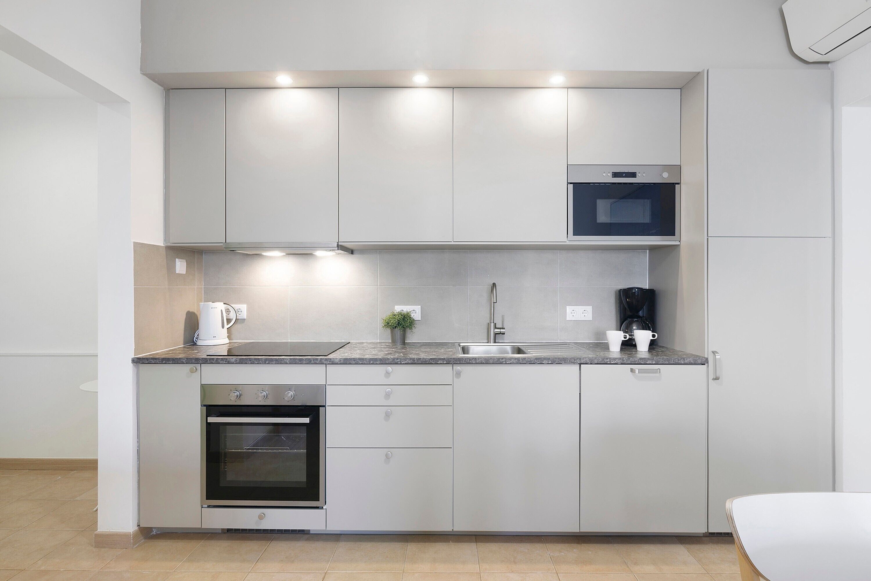 Frigorifero, microonde, forno, piano cottura