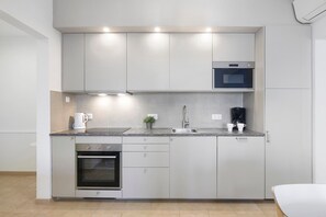 A modern kitchen with built-in appliances, a sink, and a countertop. - Apartment 'Fantástico T2 Albufeira Centro' with Sea View, Wi-Fi and Air Conditioning (Albufeira)