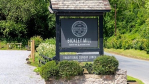 Schild für Bickley Mill, ein Landgasthaus und Hochzeitslocation, mit einem traditionellen Sonntagsessenangebot.