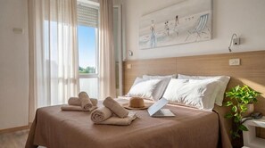 Kamer, 1 twee- of 2 eenpersoonsbedden, balkon | Een kluis op de kamer, geluiddichte muren, gratis wifi